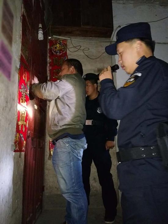 四平粗心妈妈误将幼女锁家中 